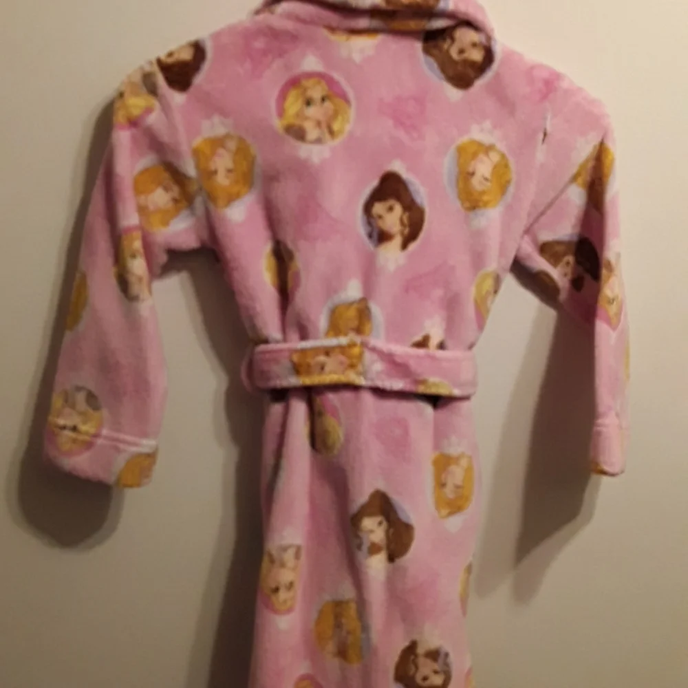 Robe - Picture 2 of 3